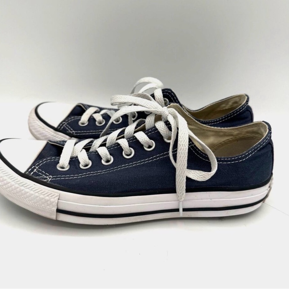 Converse Chuck Taylor Women’s 9 / Men’s 7